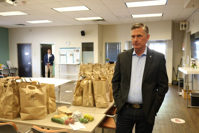 NM US Sen. Heinrich tours Albuquerque Food Farmacy to tout fruits and vegetables as medicine