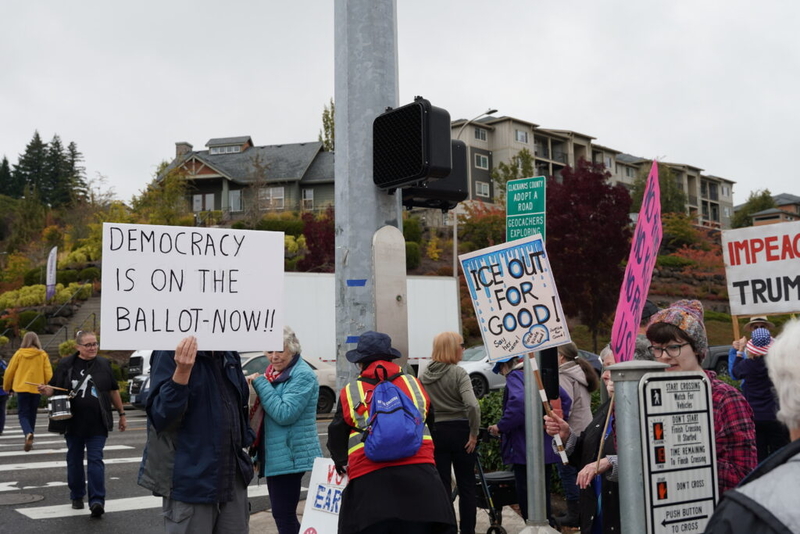 Oregonians urge early voting at statewide ‘No Kings’ protests ahead of election 