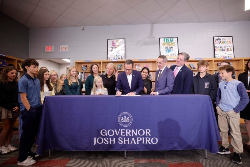 Shapiro signs bell-to-bell cellphone ban for Pa. schools