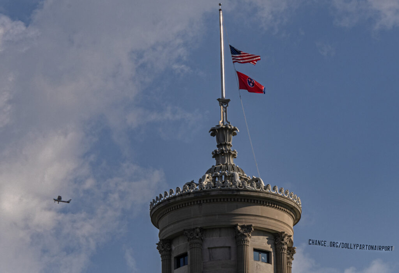 Tennessee governor backs plan to name Nashville airport for Dolly Parton