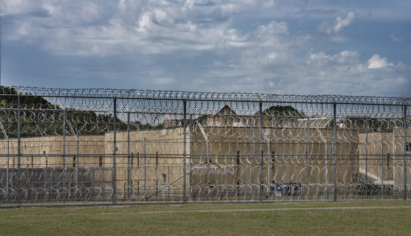 Federal court temporarily halts execution of Tennessee woman on death row