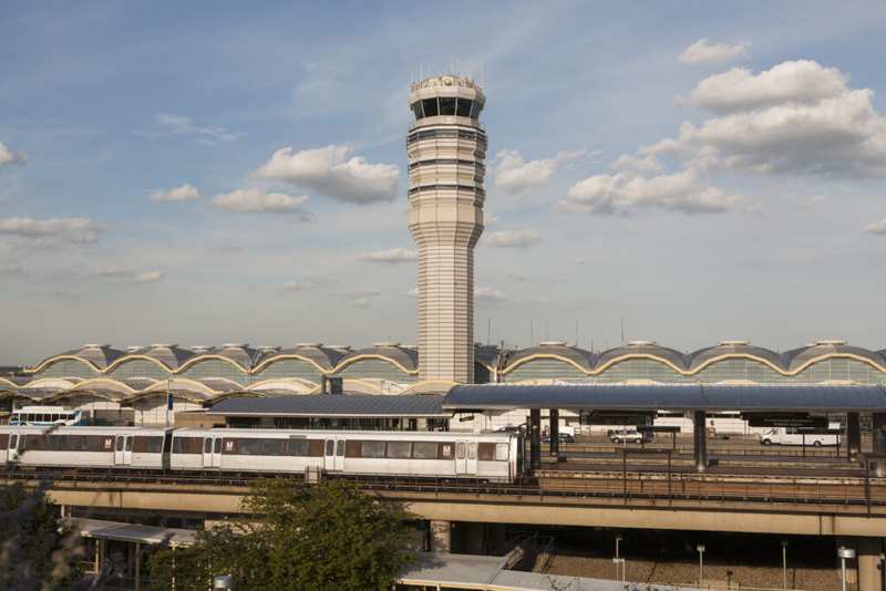 Va.’s US Sens. Kaine, Warner introduce bill to curb overcrowding at Reagan National Airport