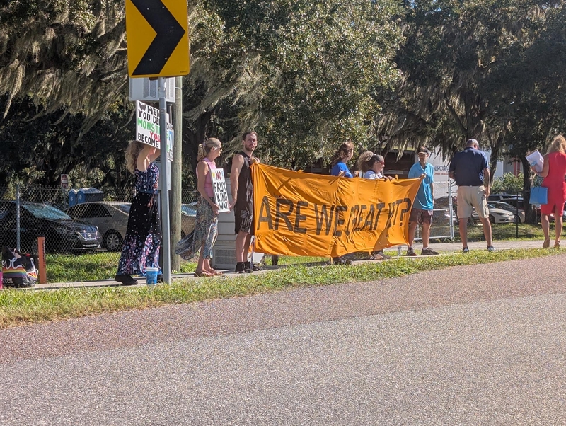 In Lakeland visit, J.D. Vance says Angie Nixon ‘doesn’t belong in America’