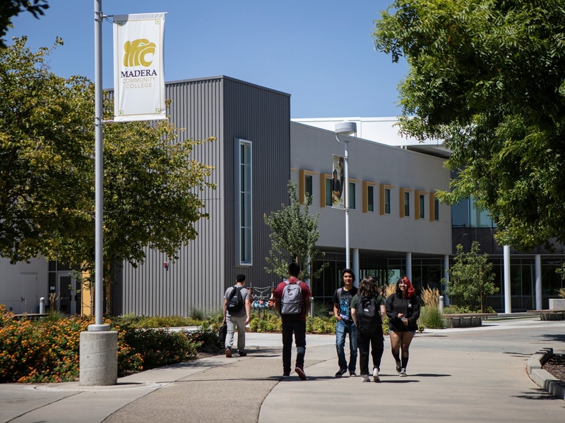 Students walking along the walkway to the Academic Village building 2 at the Madera Community College campus on Aug. 28, 2023. Photo by Larry Valenzuela, CalMatters/CatchLight Local