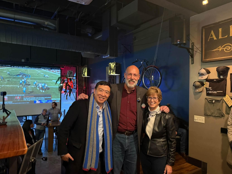 Former Democratic U.S. presidential candidate Andrew Yang, independent South Dakota U.S. Senate candidate Brian Bengs and former Republican New Jersey Gov. Christine Todd Whitman, on Oct. 25, 2026 at Monk's Ale House in Sioux Falls. (courtesy Brian Bengs campaign)