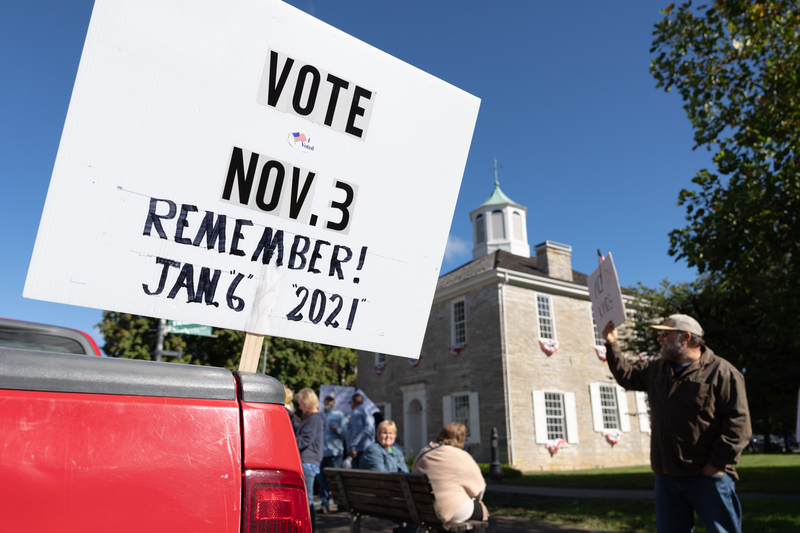 Corydon protesters call on Hoosiers to vote early in latest anti-Trump ‘No Kings’ demonstration