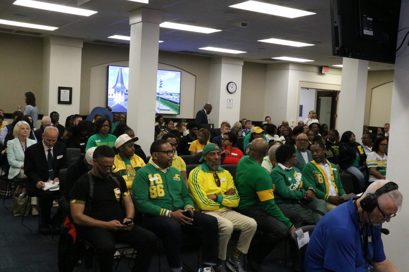 KSU supporters sit in chairs.