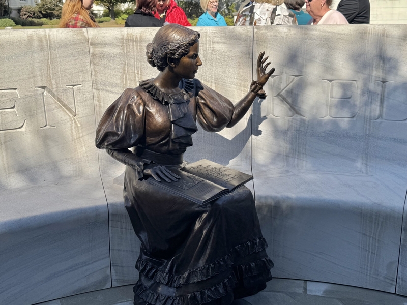 A statute of a woman