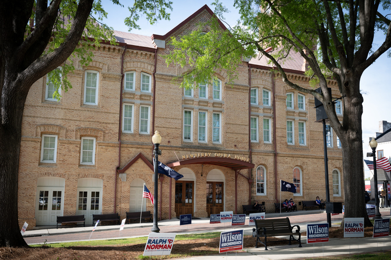 What kind of experience do voters want? 2 GOP Senate candidates highlight their backgrounds.