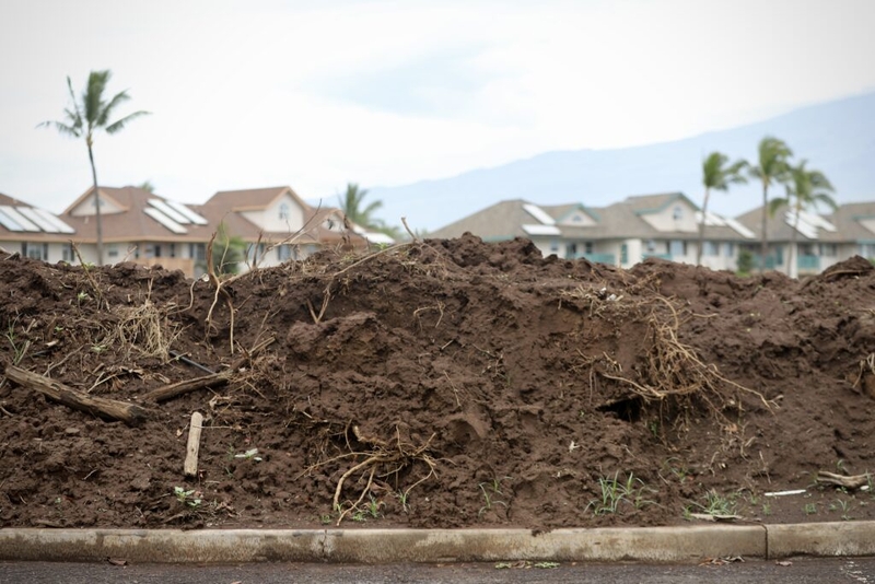 Mud was piled up along the parking lot near the Kīhei Bay Vista condos Thursday after being cleaned up from two March storms. More flooding was expected Friday. (Erin Nolan/Civil Beat/2026)