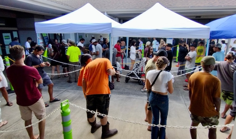 Maui voters were standing in long lines to cast their ballots Tuesday afternoon at the voter service center at the Velma McWayne Santos Community Center in Wailuku. (Léo Azambuja/Civil Beat/2024)