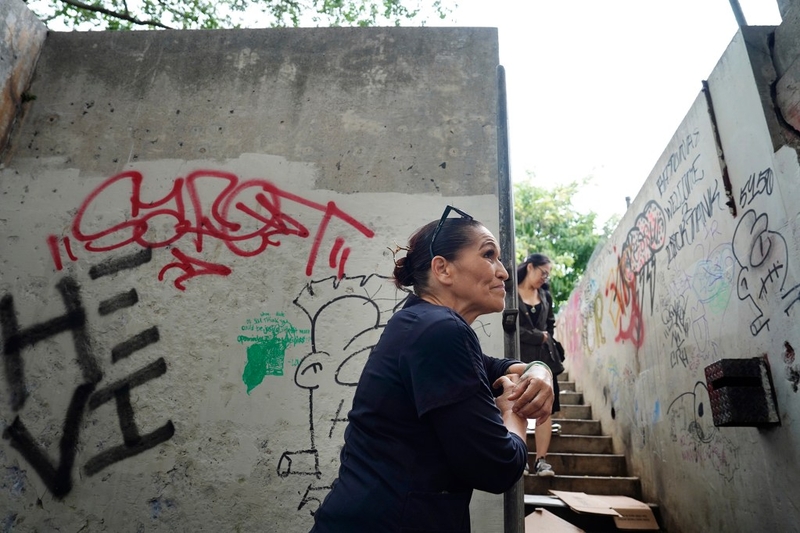 Kapulani Shoaf stands Thursday, Nov. 20, 2025, near the spot where her sibling Kuualoha Shoaf was found dead in Honolulu. Kuualoha also went by Lillie and was a known meth user. (Kevin Fujii/Civil Beat/2025)