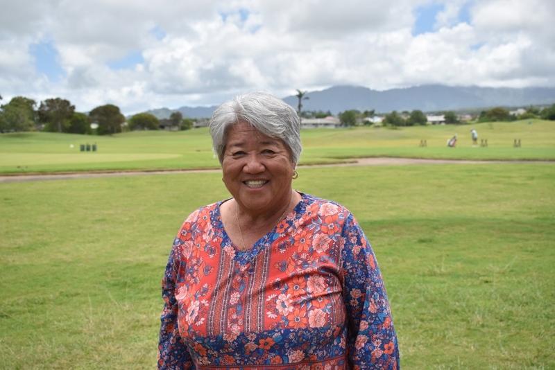 Kaua‘i Rep. Dee Morikawa stands in front of golfers at the Puakea Golf Course in Līhu‘e.