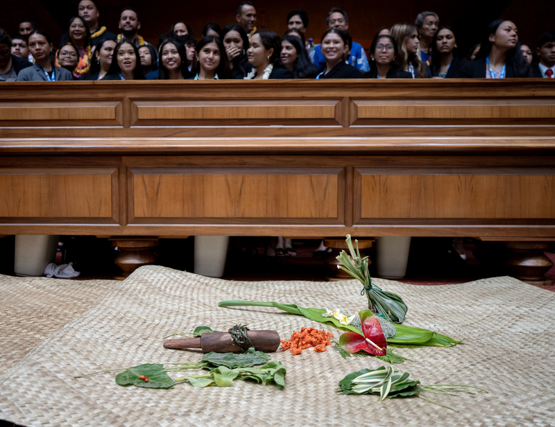 Ho'akupu - offerings for the opening of 'Aha 'Ōpio - on mats at the Capitol June 22, 2026. Delegates from around the islands and the continent took a group photo. (Craig Fujii/Civil Beat/2026)