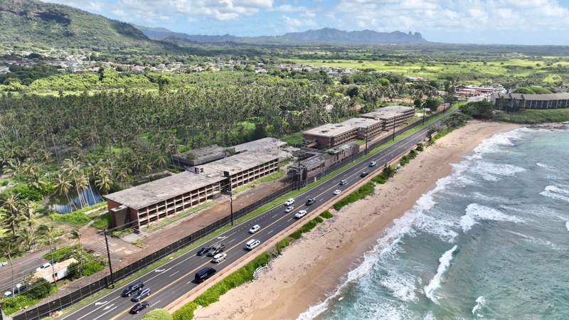 The dilapidated Coco Palms hotel in Wailua has been closed since Hurricane ʻIniki hit the island in 1992. (Nathan Eagle/Civil Beat/2023)