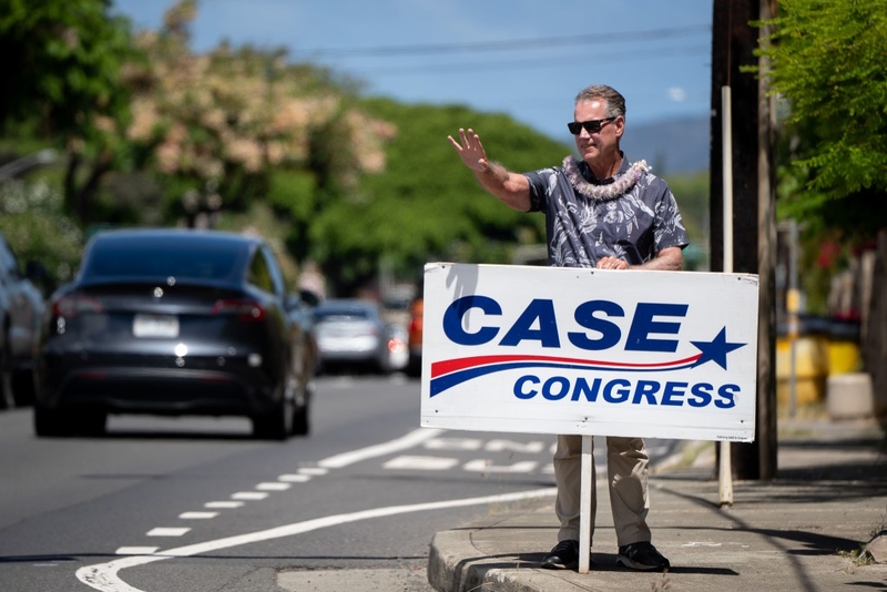 Rep. Ed Case sign waving along Kalanianaʻole Highway August 8, 2026. (Craig Fujii/Civil Beat/2026)
