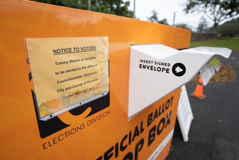 A ballot box at Kāneʻohe District Park with a notice that Tommy Waters is ineligible for election as District IV city council August 3, 2026. (Craig Fujii/Civil Beat/2026)