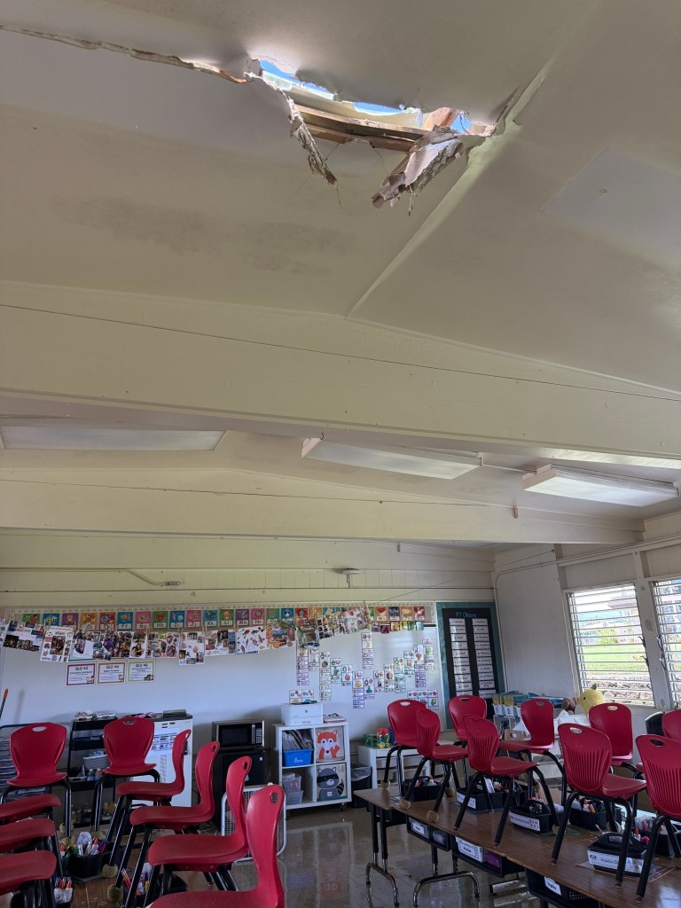 A portable classroom at Wilcox Elementary lost part of its roof during Hurricane Lowell. Kauaʻi schools were closed for a week after the hurricane.