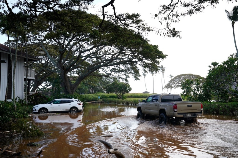 A pick-up truck drives through a flooded parking lot at the Kiahuna Plantation Tuesday, Sept. 8, 2026, in Poʻipū. (Kevin Fujii/Civil Beat/2026)
