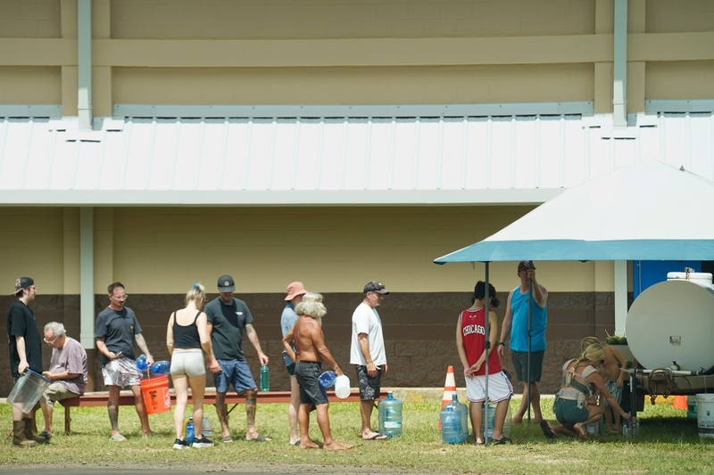 People get water at the Kīlauea Neighborhood Center Wednesday, Sept. 9, 2026, in Kīlauea. (Kevin Fujii/Civil Beat/2026)