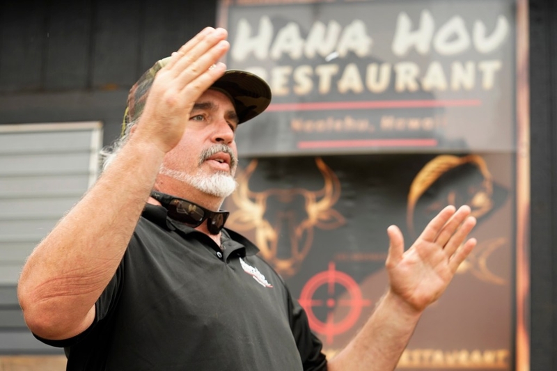 Hana Hou owner Zane Monteleone talks story as Hawaiʻi Island prepares for Tropical Storm Nolo Thursday, Sept. 24, 2026, in Nāʻālehu. (Kevin Fujii/Civil Beat/2026)