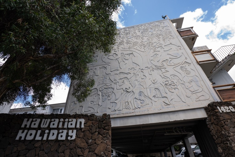 The period 50s-60s façade at 1420 Wilder Avenue where rents will be going up under new ownership, photographed Sept. 4, 2026.  (Craig Fujii/Civil Beat/2026)