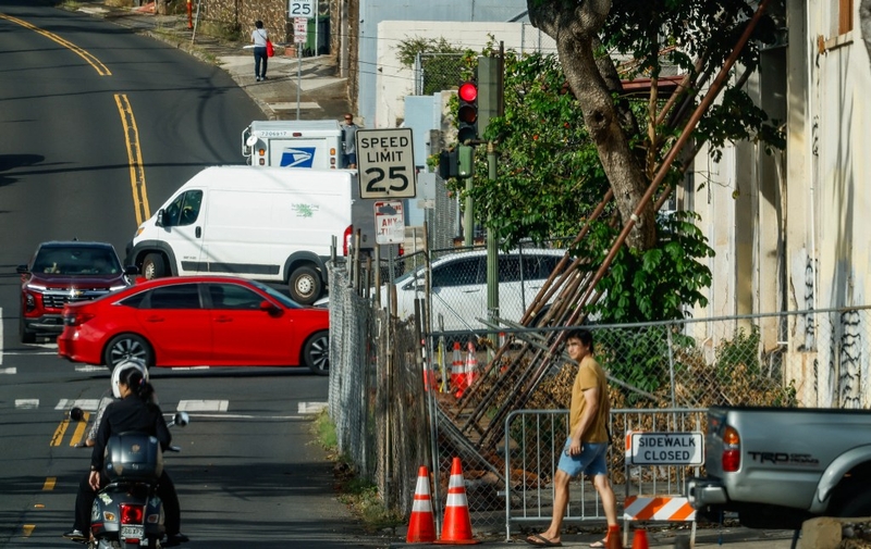 A makeshift scaffolding is seen propping up the ʻEwa wall of Happy Days restaurant, Tuesday, Sept. 29, 2026, in Kaimukī. Cleanup efforts by the City and State have begun on the beleaguered restaurant, whose roof collapsed last month.  (Jamm Aquino/Civil Beat/2026)