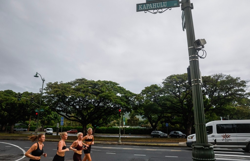 A traffic camera/license plate reader camera is seen on a stoplight post at the intersection of Kapahulu Avenue and Kūhiō Avenue, Wednesday, Sept. 30, 2026, in Waikīkī.  (Jamm Aquino/Civil Beat/2026)