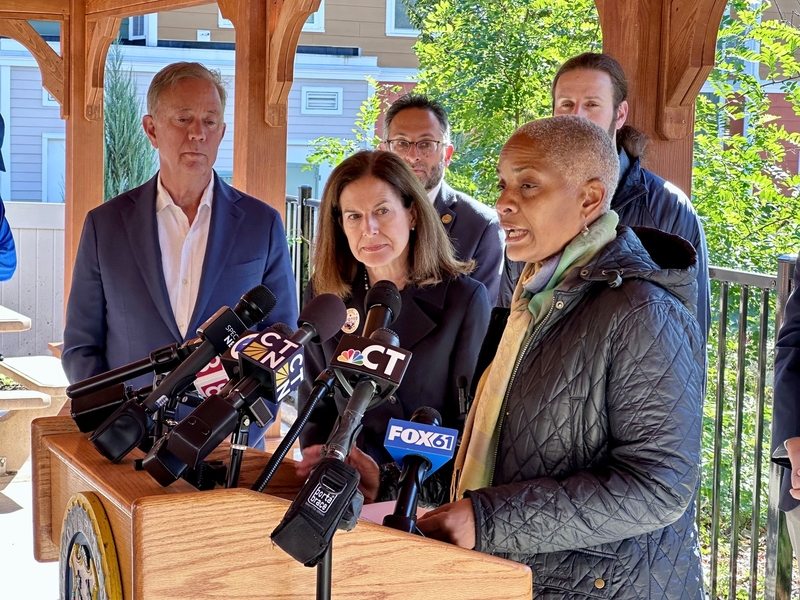 Democrats outnumber Republicans in first day of early voting in CT