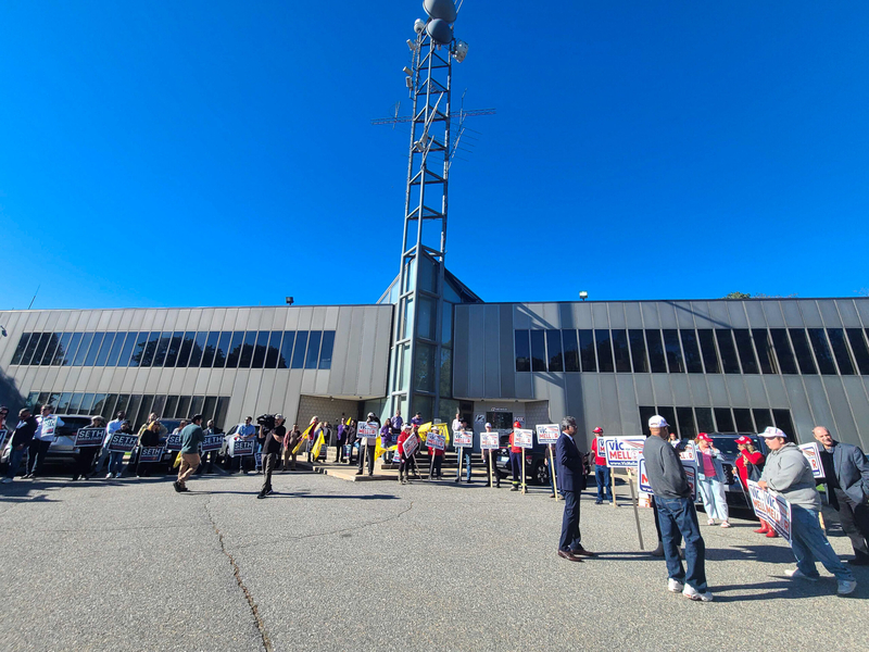 Cowbells and handshakes open Magaziner-Mellor debate, but little agreement follows