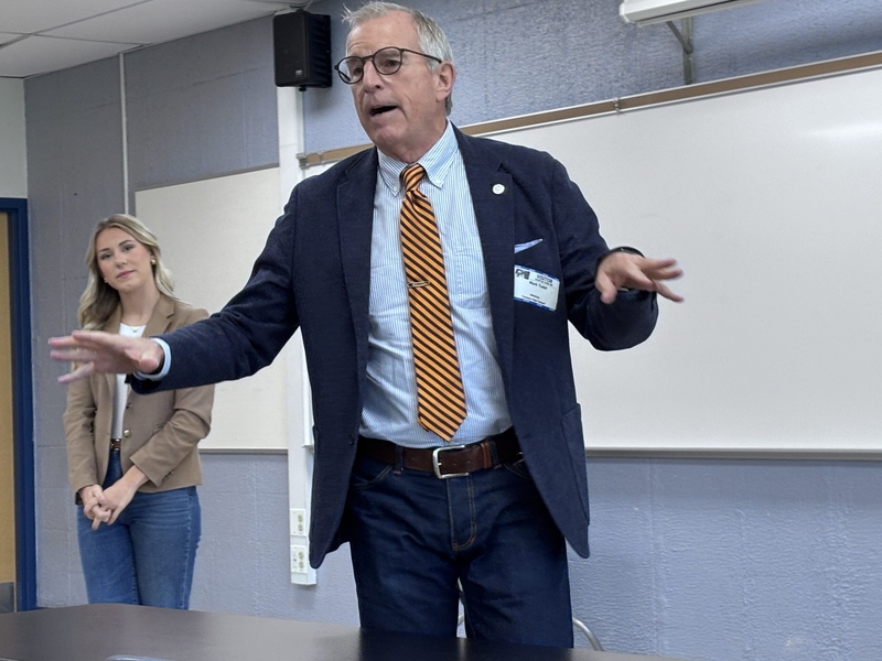 Michigan lawmakers discuss new classroom cell phone ban with students