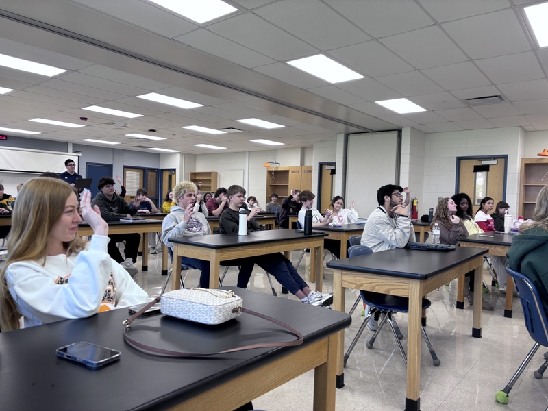 Michigan lawmakers discuss new classroom cell phone ban with students