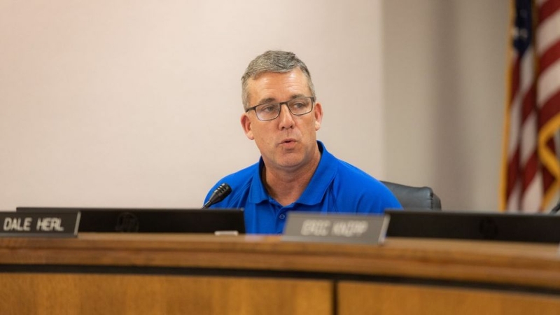 Superintendent Dale Herl at an Independence school board meeting