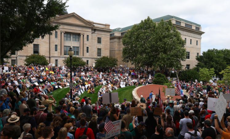 Anti-Trump ‘No Kings’ rallies draw thousands to peaceful protests across Missouri