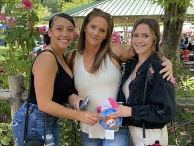 Terri Lee Brown with her two daughters Bobbie Rideout (left) and Jeslyn Rideout (right). (Courtesy of Terri Lee Brown)