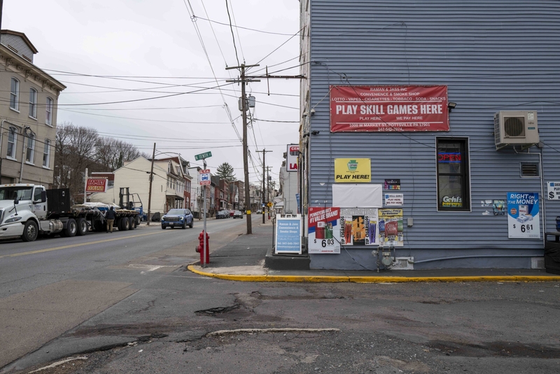 A convenience store in Pottsville, Schuylkill County, advertises skill games on March 12, 2026, (Photo by Jessica Kourkounis/Pennsylvania Capital-Star)