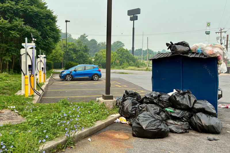 A less-than-scenic EV charging station at the back of a Pizza Hut parking lot near Bedford, Pa. (Photo by Kyle Bagenstose/Inside Climate News)