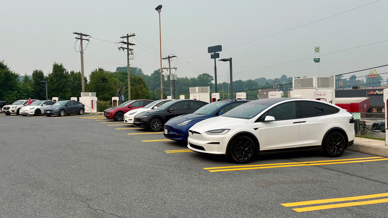 A crowded Tesla supercharger station near Bedford, Pa. (Photo by Kyle Bagenstose/Inside Climate News)