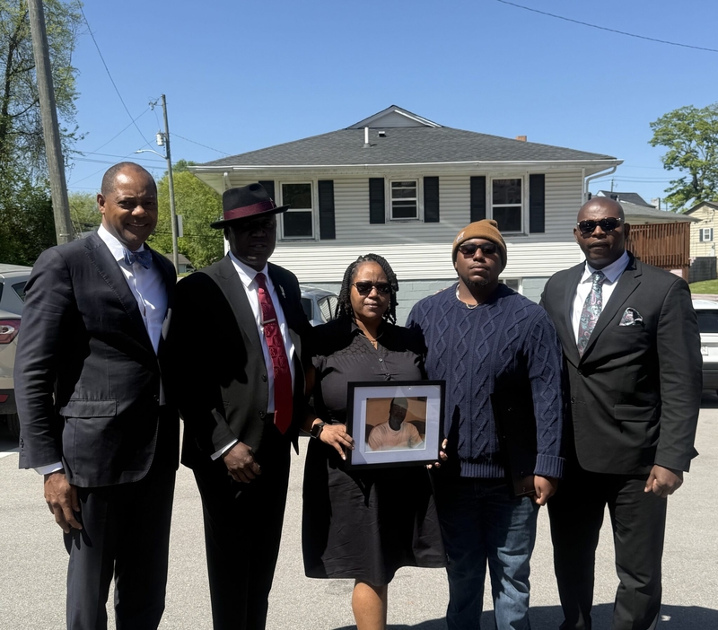 David Batts' family members hold a portrait of Batts, who died in UT Medical Center after being tased and beaten in a Knox County detention facility. (Photo: Submitted)
